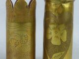 deux vases placés l'un à côté de l'autre