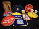 un grand nombre d'objets posés sur une table