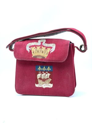 AUBUISSON. Petite sacoche en tapisserie à fond rouge décorée…