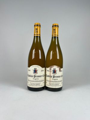 deux bouteilles de vin posées l'une à côté de l'autre sur une table