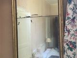 un miroir accroché au mur au-dessus d'un lit