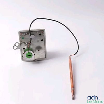 a small electronic device that is connected to a wire
