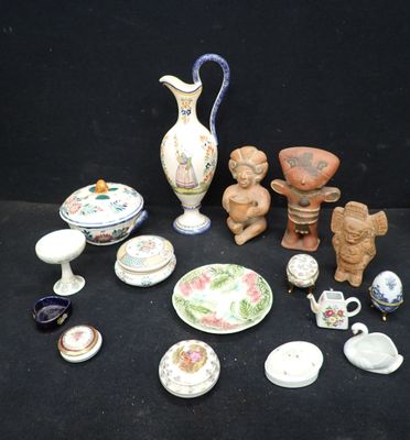 de nombreuses pièces de poterie différentes sur la table