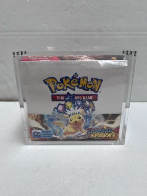 un gros plan sur une boîte de cartes à collectionner Pokémon posée sur une table