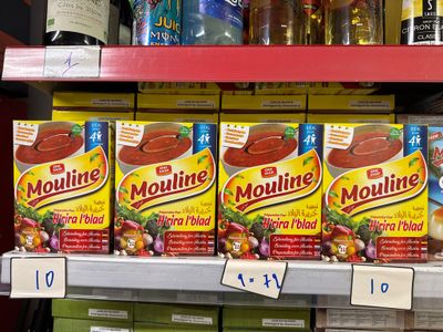 des boîtes de moulinine sur une étagère dans une épicerie