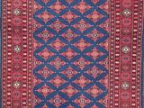un tapis bleu et rouge à motifs en losanges