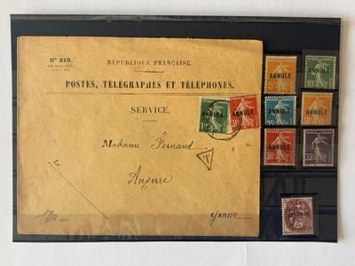 une photo d'une vieille carte postale sur laquelle figurent des timbres
