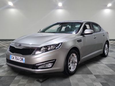 la voiture argentée est garée sur un sol en damier dans le garage