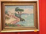 la photo d'un tableau accroché à un mur rouge