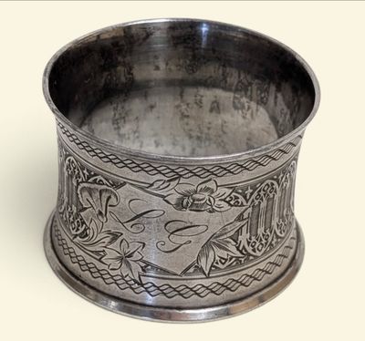 une coupe en argent ornée d'un motif
