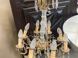 un lustre comportant de nombreuses ampoules