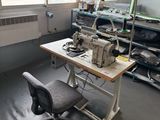 une machine à coudre posée sur une table dans une pièce