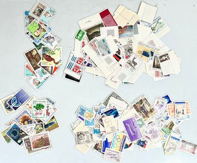 beaucoup de timbres sur la table et une paire de ciseaux