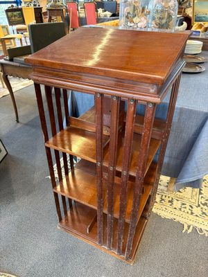 une table en bois surmontée d'une étagère