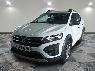une photo d'un 4x4 blanc garé dans un garage