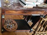 une table en bois sur laquelle sont posés tout un tas de boutons