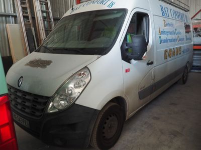 une camionnette blanche garée dans un garage