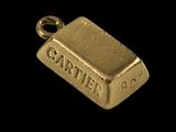 une image représentant un pendentif en or sur lequel est inscrit le mot « carrier »
