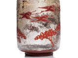 un verre orné d'un dragon rouge