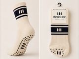 deux paires de chaussettes à rayures noires et blanches