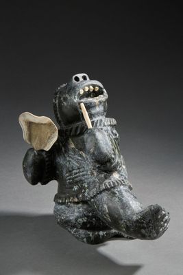 statue d'un ours tenant une brosse à dents dans la gueule