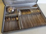 un coffret contenant de l'argenterie sur une table