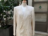 un costume posé sur un mannequin devant un immeuble
