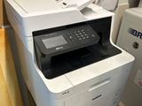 une imprimante placée au-dessus d'une armoire