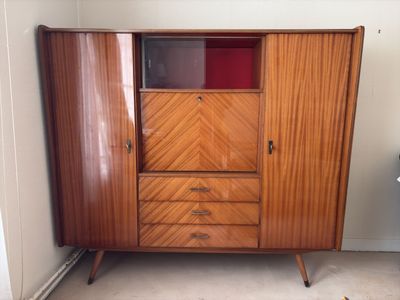 Buffet en bois plaqué et vernis, ouvrant par deux portes lat…