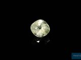 gros plan d'un diamant vert sur une surface noire