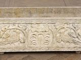 une jardinière posée sur un parquet