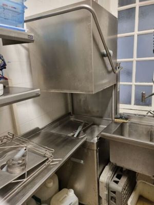une cuisine en acier inoxydable avec un évier et une cuisinière