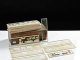 une boîte en bois contenant de nombreuses cartes