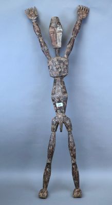 statue d'un homme les mains levées vers le ciel