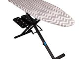 une table à repasser dont le dessus est orné d'un motif en chevrons