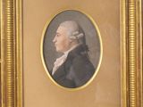 portrait d'un homme en manteau noir et casquette blanche