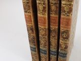 plusieurs vieux livres sont empilés sur une surface blanche