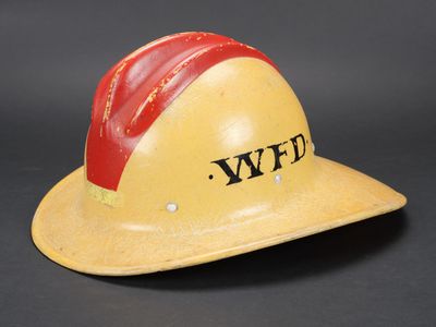 un vieux casque de pompier sur lequel est inscrit « wfd »