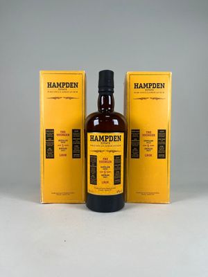 La bouteille de hampenn se trouve à côté de deux boîtes du même produit