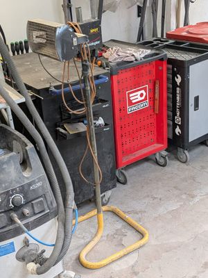 une machine qui se trouve dans un garage avec d'autres machines