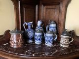 de nombreux types de tasses posées sur une étagère en bois