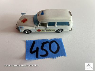 une petite voiture miniature avec un pochoir à côté
