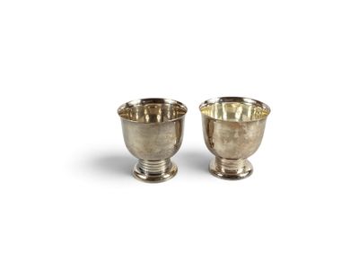 paire de gobelets en argent sur un socle, sur fond blanc