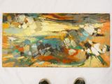 une personne debout devant un tableau, les pieds posés au sol