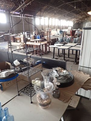 une table avec beaucoup d'objets dans une pièce