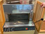 une machine posée sur une table
