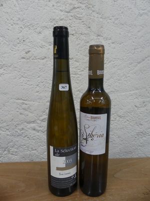 deux bouteilles de vin posées sur une table l'une à côté de l'autre