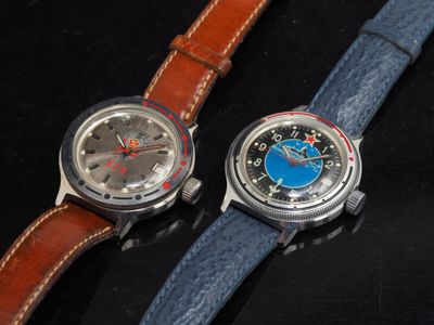 deux montres posées côte à côte sur une surface noire