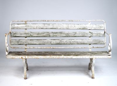 un banc blanc posé sur un sol blanc