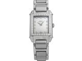 une photo d'une montre-bracelet pour femme dont le cadran est orné de diamants